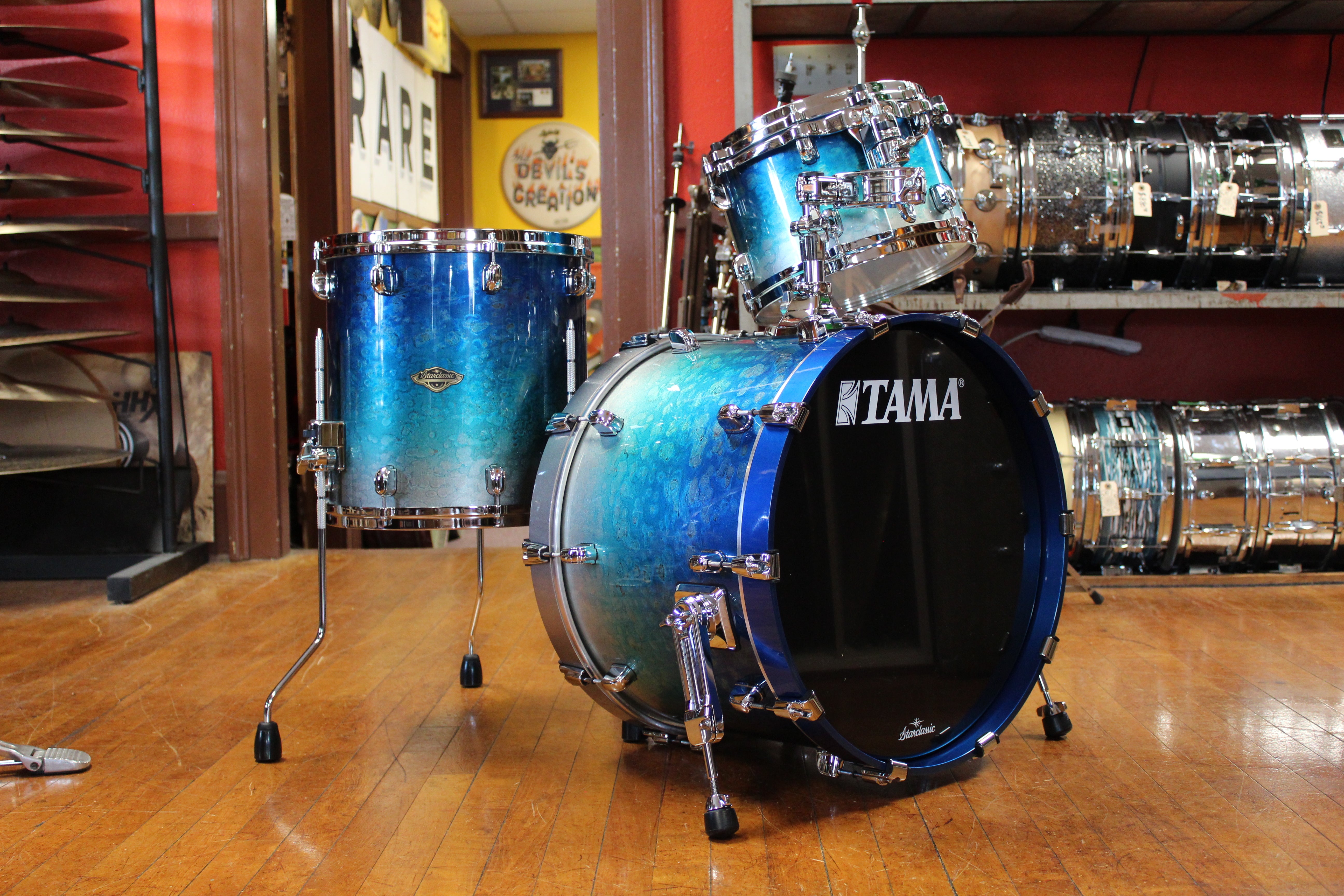Tama Starclassic Walnut Birch Outfit in Molten Blue Ice Fade 14x20
