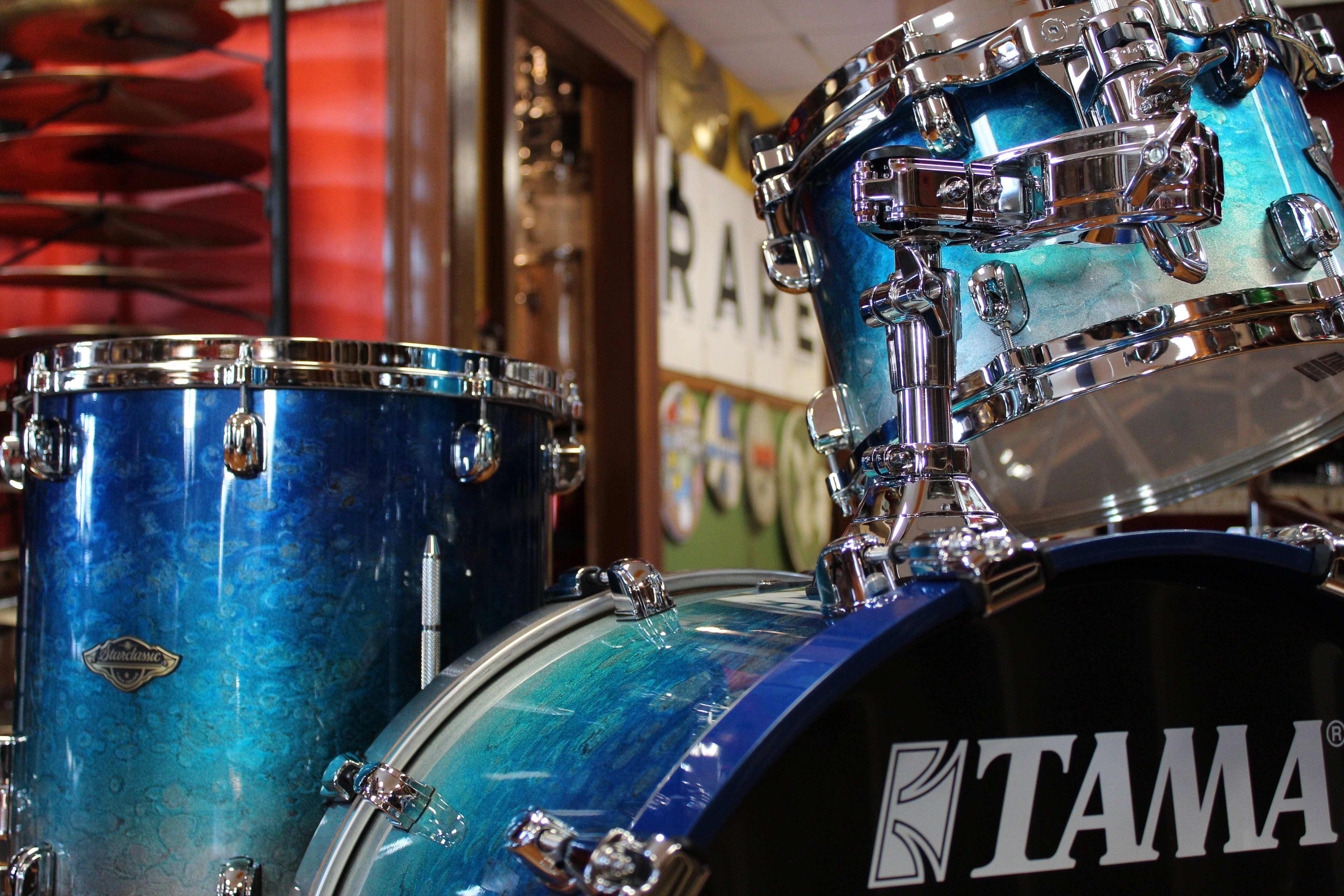 Tama Starclassic Walnut Birch Outfit in Molten Blue Ice Fade 14x20