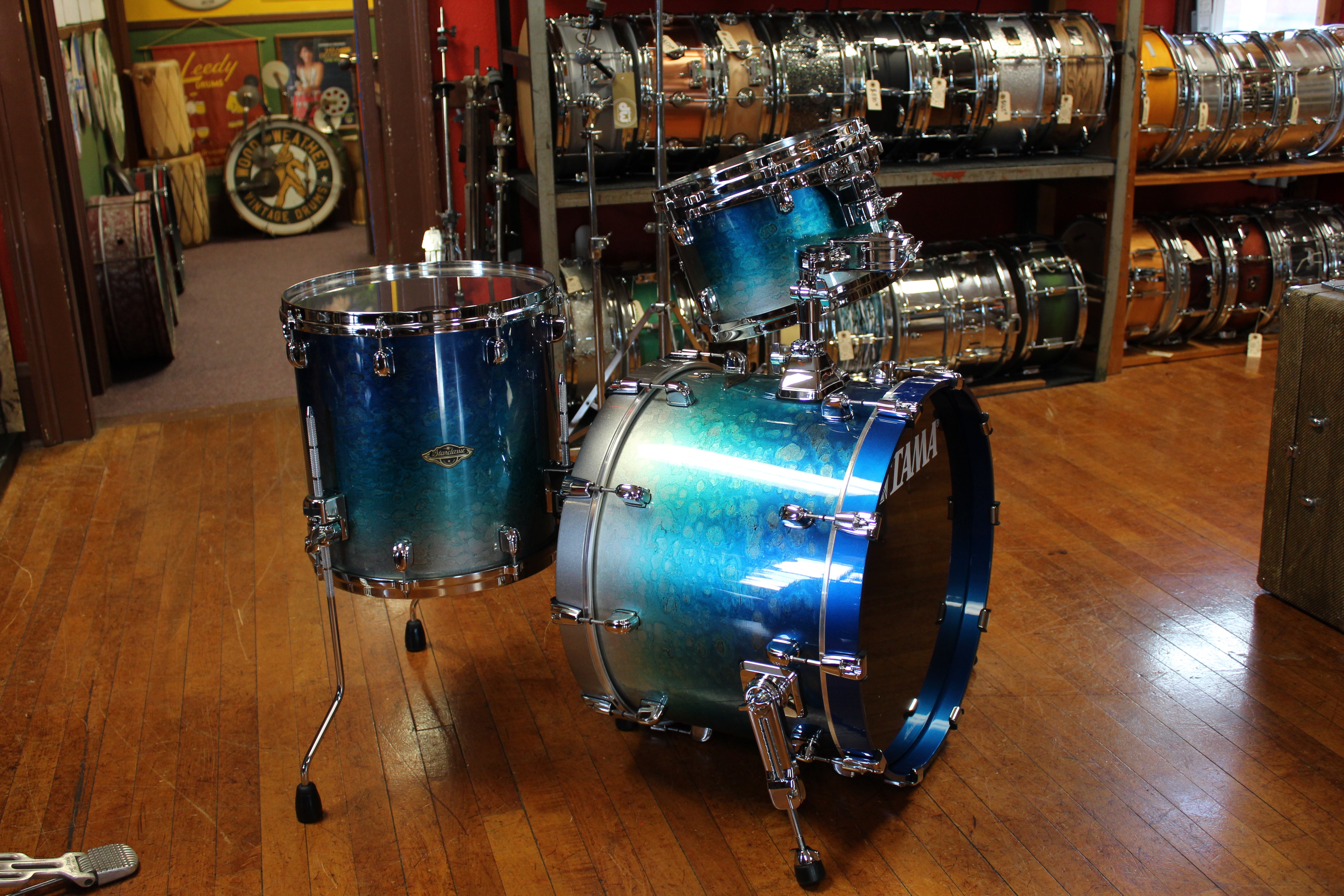 Tama Starclassic Walnut Birch Outfit in Molten Blue Ice Fade 14x20