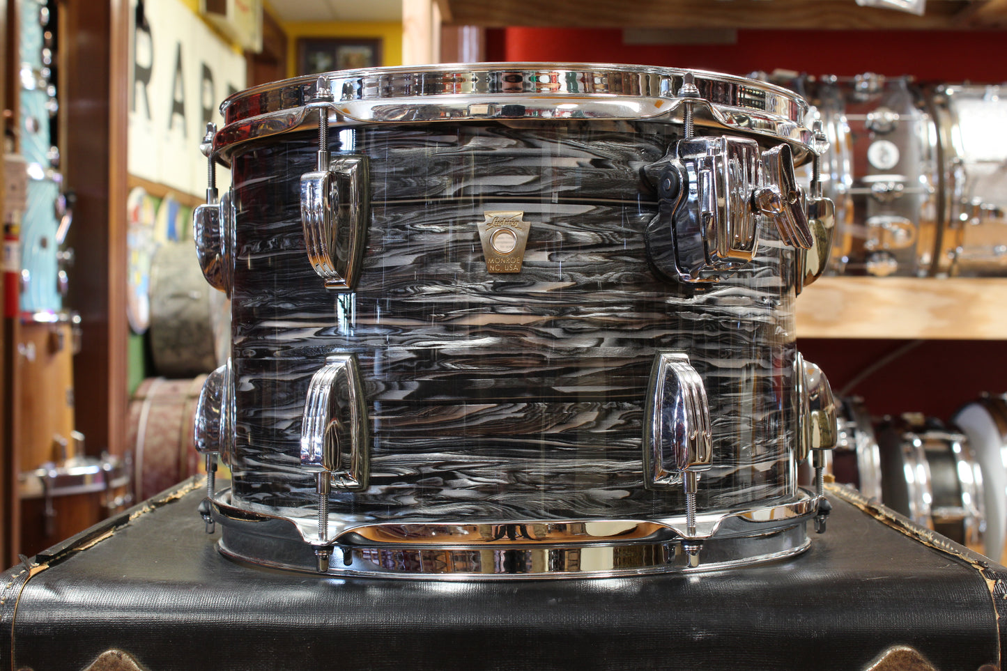 Ludwig Classic Maple Outfit in Black Oyster Pearl 14x22 9x13 16x16