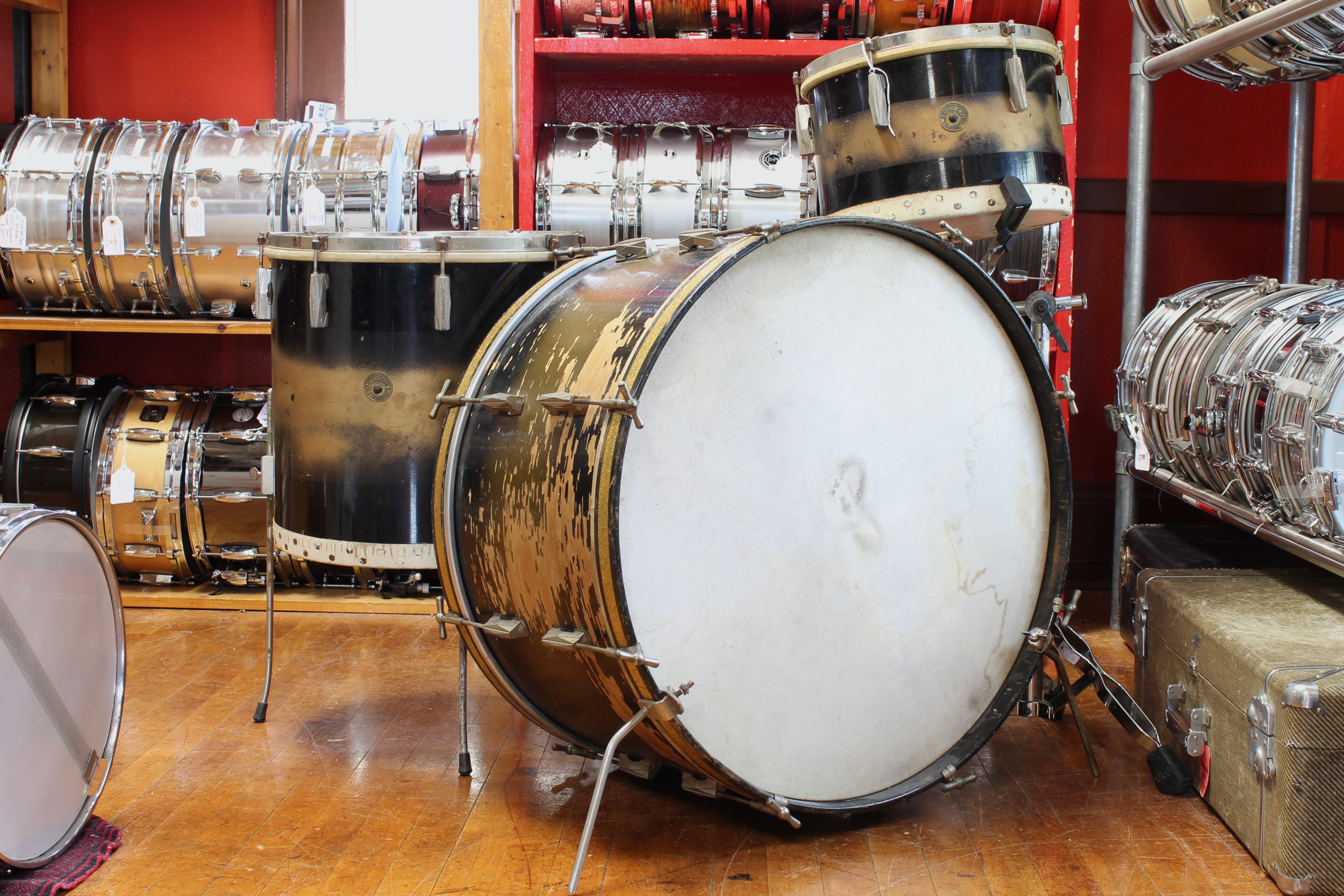 Drum Lencana Bulat Gretsch tahun 1950-an dipasangDrum Lencana Bulat Gretsch tahun 1950-an dipasang  