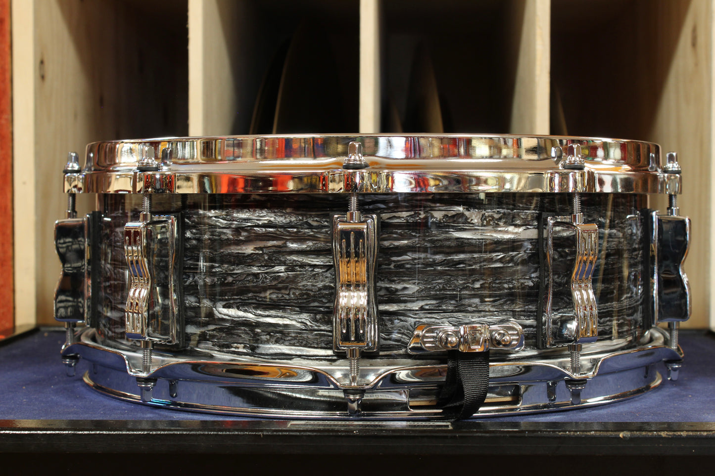 Ludwig 5x14 Classic Maple Snare Drum in Black Oyster Pearl