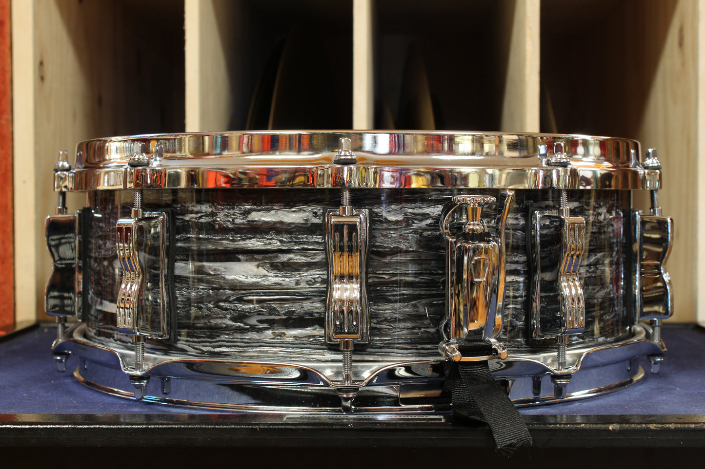 Ludwig 5x14 Classic Maple Snare Drum in Black Oyster Pearl