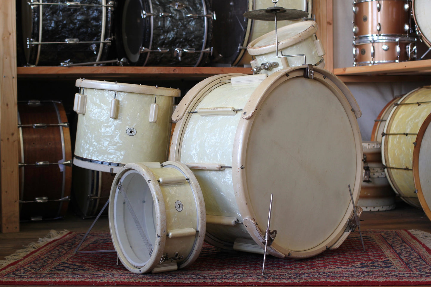 1943 Ludwig & Ludwig Victory Outfit in White Marine Pearl