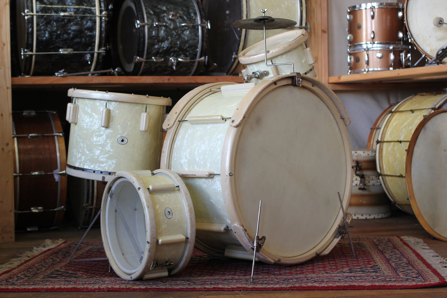 1943 Ludwig & Ludwig Victory Outfit in White Marine Pearl